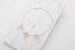 Halsband med pärlor och rosetter - guld