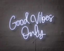 Neonskylt Good Vibes Only H. 40 x B. 61 cm
