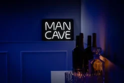 Neonskylt Man Cave H. 28 x B. 41 cm