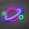 Neonskylt Planet H. 28 x B. 40 cm