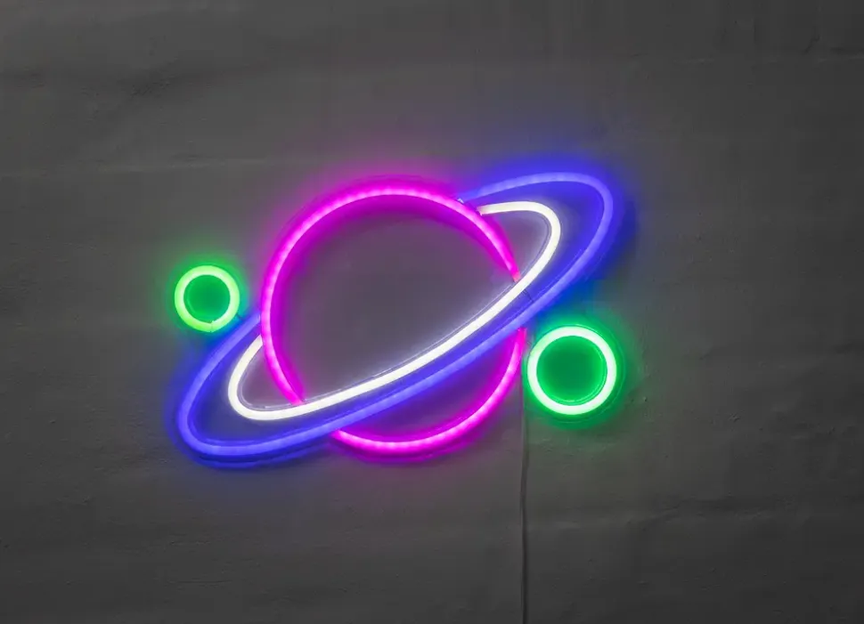 Neonskylt Planet H. 28 x B. 40 cm