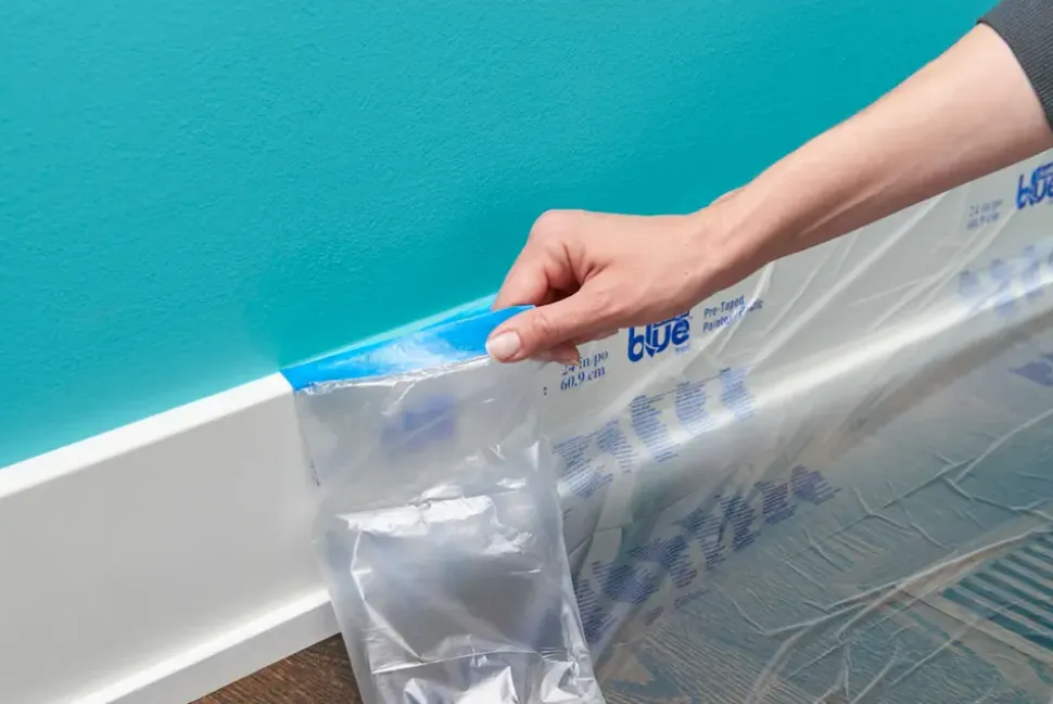 ScotchBlue™ Skyddsplast med maskeringstejp – 2,72 x 17 meter